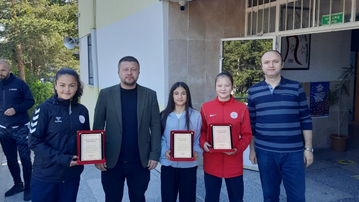 Mahalle Muhtarımız Hasan Sezgin'den Öğrencilerimize Plaket